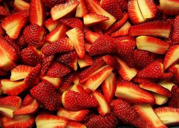 Erdbeeren geviertelt