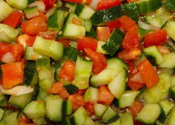 Tomaten-Gurken-Salat mit Zwiebeln